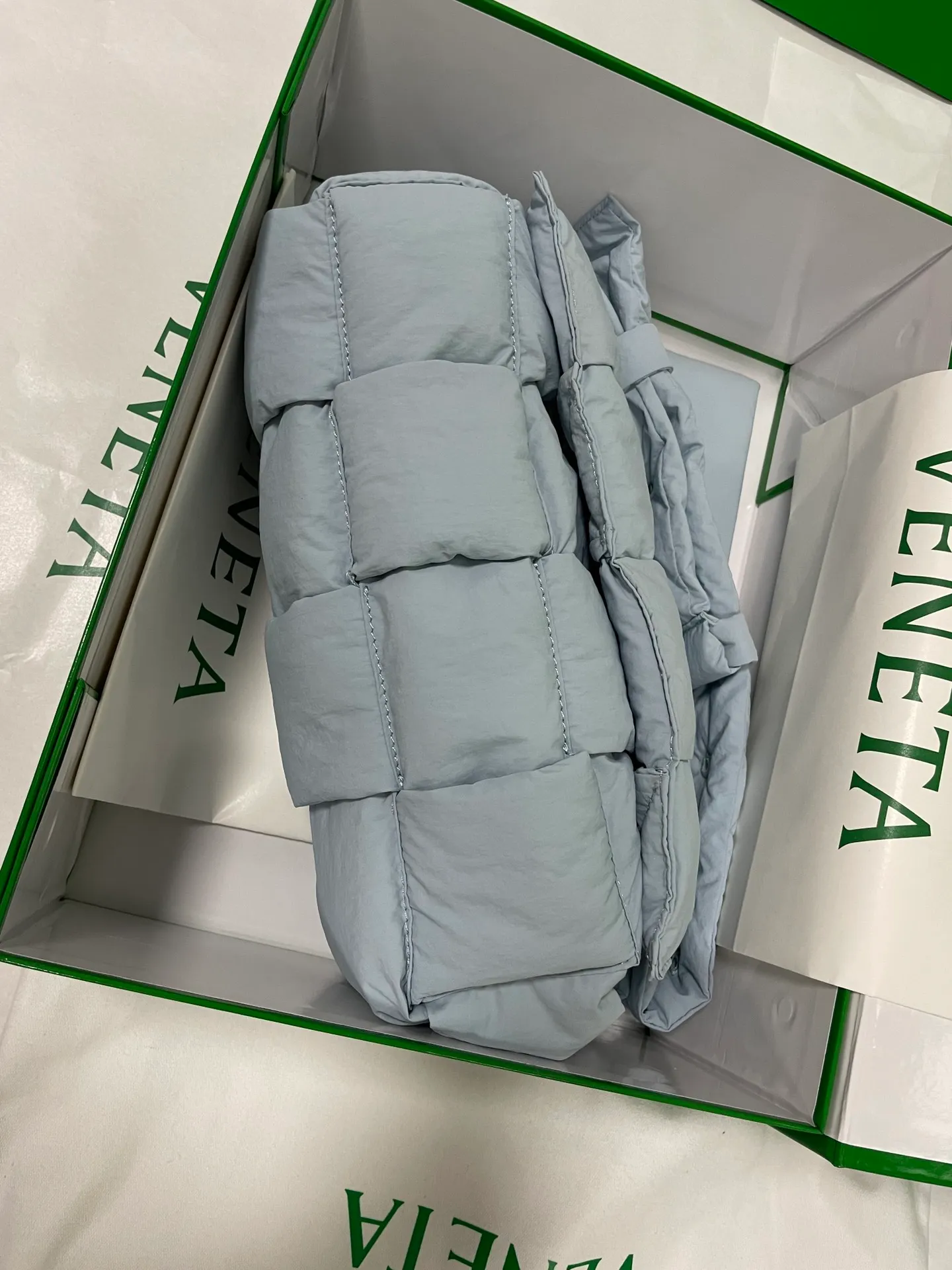 #𝐂𝐀𝐒𝐒𝐄𝐓𝐓𝐄 Nylon tofu tofu bag This Cassette is so cute, its cute appearance does not affect its practicality and the capacity is good! The fabric is low-key and very textured, suitable for daily wear with casual wear. The cross-woven design of the wide cloth is really stunning. The bag has a puffy shape and feels like a piece of tofu. It can be worn on one shoulder, cross-body or as a waist bag. You can also adjust the shoulder strap to the size of the bag under the armpit, so you can have it all! S30x15cm【8951#】